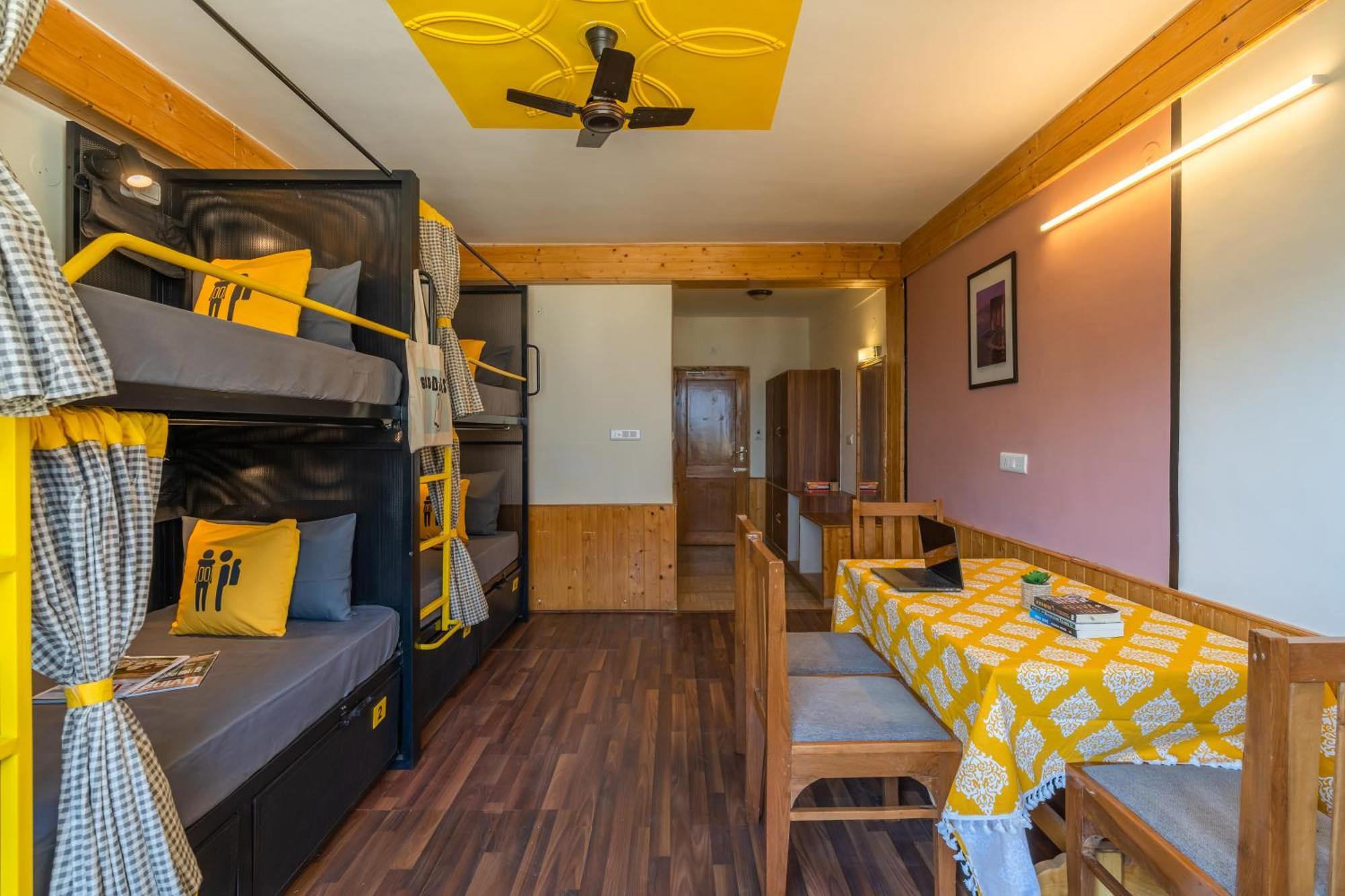 Hostel The Manali, Old